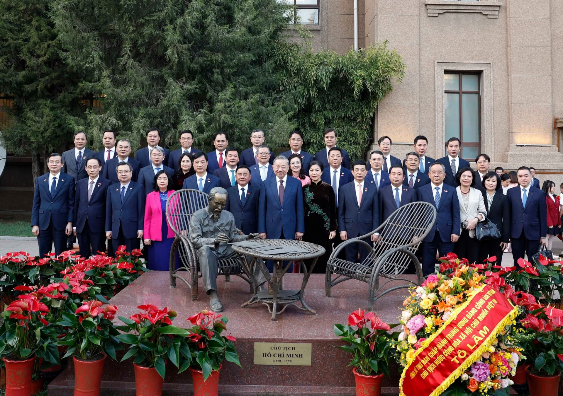 Tổng Bí thư, Chủ tịch nước Tô Lâm và Phu nhân với các đồng chí lãnh đạo Đảng, Nhà nước chụp ảnh lưu niệm tại bức tượng Chủ tịch Hồ Chí Minh trong khuôn viên Đại sứ quán