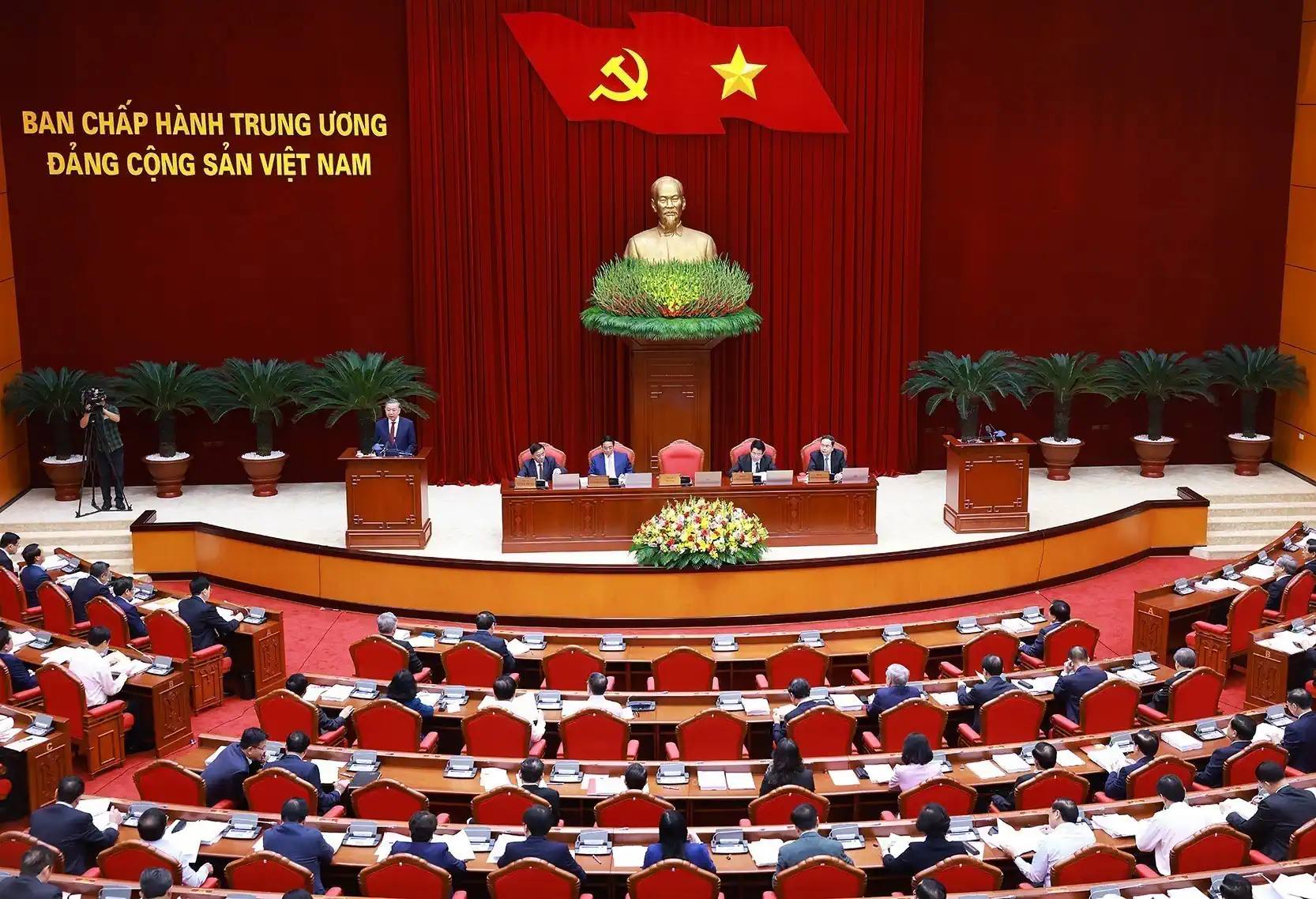 Ngày 25/11/2024, Ban Chấp hành Trung ương Đảng cơ bản thống nhất chủ trương tái khởi động Dự án điện hạt nhân Ninh Thuận và tiếp tục nghiên cứu Chương trình điện hạt nhân tại Việt Nam nhằm bảo đảm vững chắc an ninh năng lượng quốc gia, đáp ứng mục tiêu phát triển kinh tế - xã hội, tăng cường tiềm lực khoa học, công nghệ và phát triển bền vững đất nước