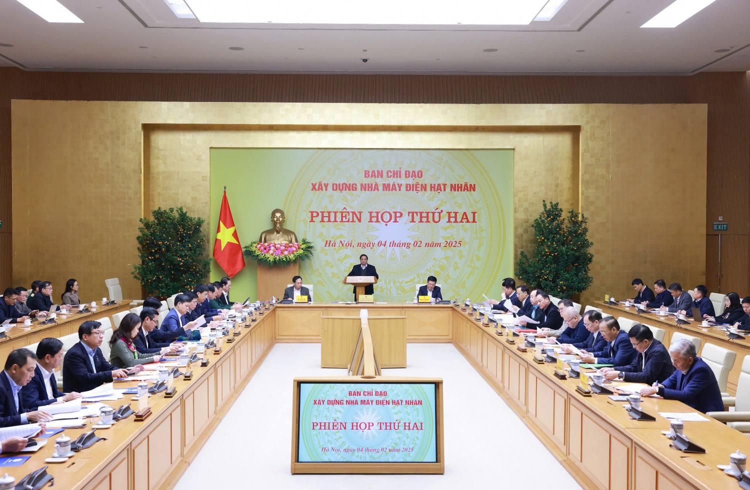 Sáng 4/2/2025, tại phiên họp thứ hai của Ban Chỉ đạo xây dựng Nhà máy điện hạt nhân, Thủ tướng Chính phủ đã giao Tập đoàn Điện lực Việt Nam (EVN) làm chủ đầu tư Nhà máy điện hạt nhân Ninh Thuận 1, Tập đoàn Công nghiệp - Năng lượng Quốc gia Việt Nam (Petrovietnam) làm chủ đầu tư Nhà máy điện hạt nhân Ninh Thuận 2. 