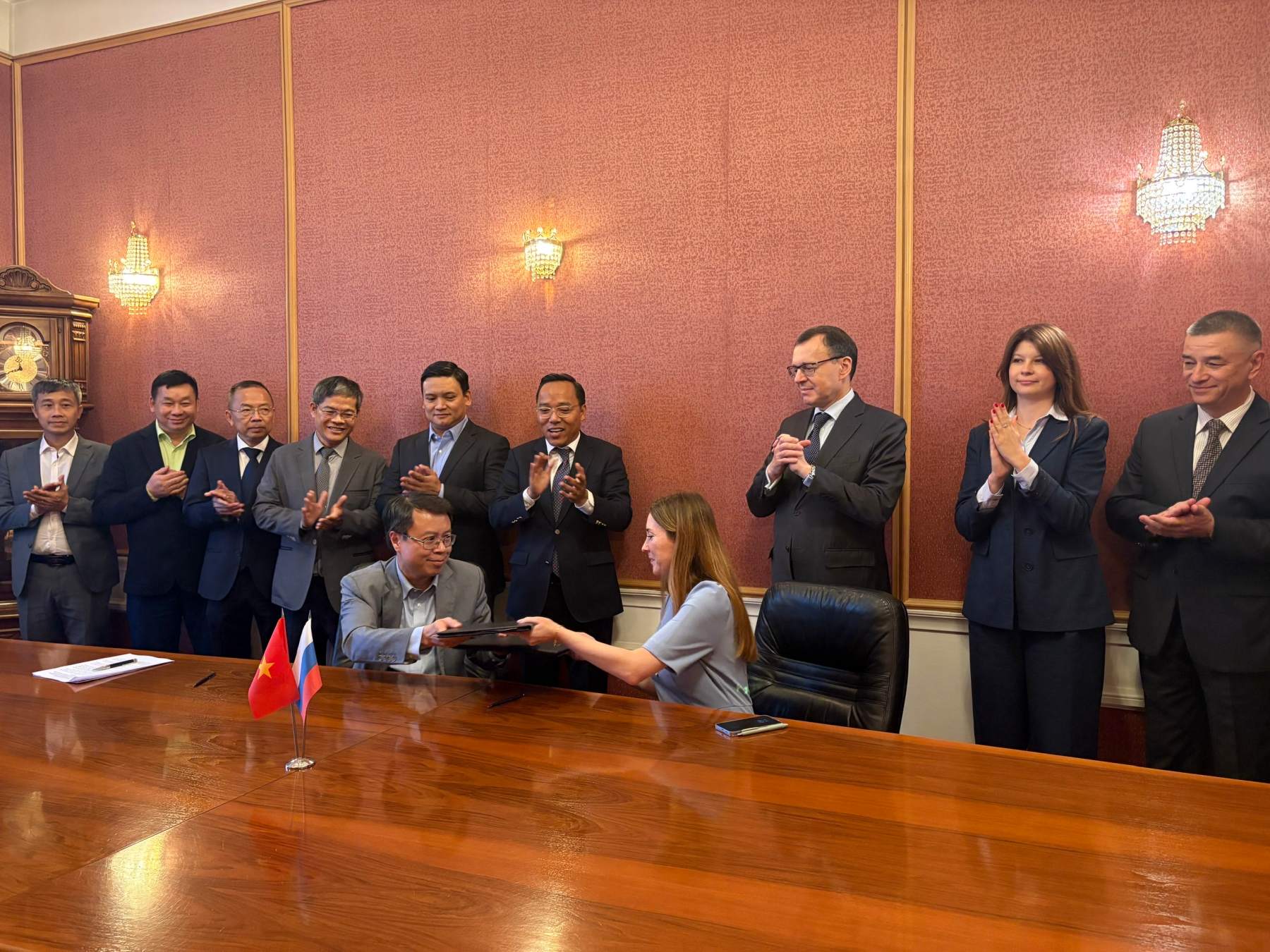Sau nhiều vòng đàm phán, Chính phủ Việt Nam và Liên bang Nga đã thống nhất và ký kết Hiệp định về hợp tác xây dựng Nhà máy điện hạt nhân trên lãnh thổ nước CHXHCN Việt Nam.