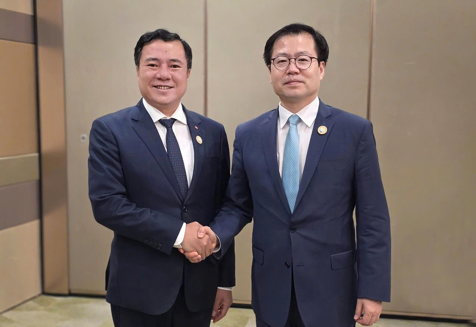 Ngày 22-23/5/2026, tại thành phố Tô Châu, tỉnh Giang Tô, Trung Quốc, đoàn Việt Nam do Thứ trưởng Bộ Công Thương Nguyễn Sinh Nhật Tân làm Trưởng đoàn đã tham dự Hội nghị Bộ trưởng Thương mại APEC lần thứ 32