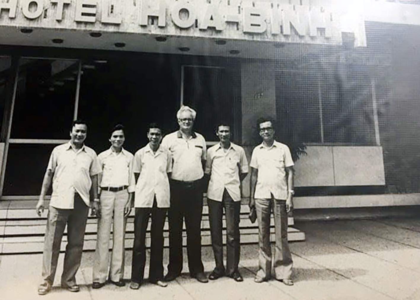 Tiến sĩ Thái Phụng Nê (thứ 3 từ trái) cùng Tổng chuyên viên Bogachenko (thứ 4) và Ban lãnh đạo công trình thủy điện Hòa Bình sau buổi làm việc, những năm 80. Ảnh: Tư liệu