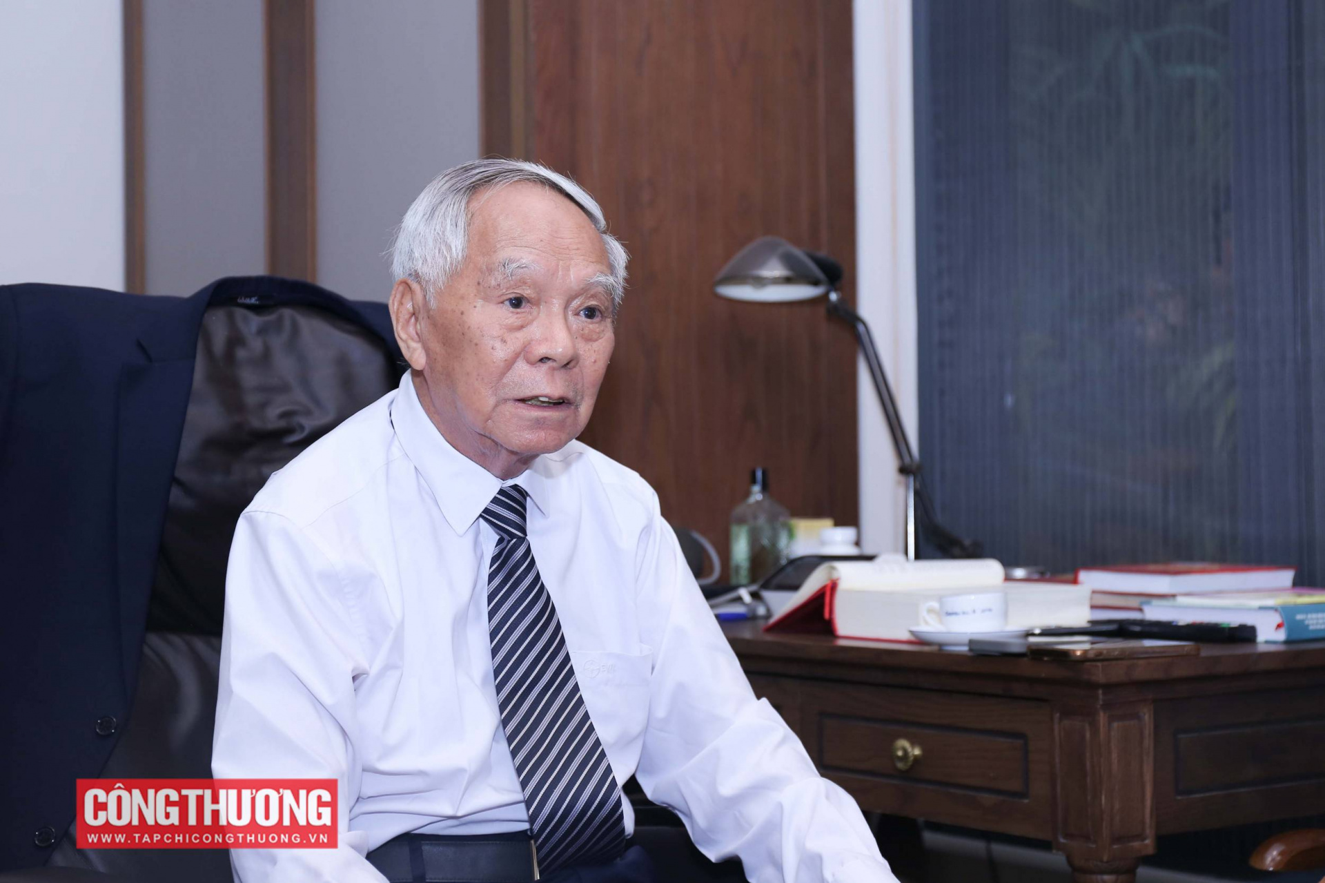 “Từ thời kỳ thiếu điện, chúng ta đã dần cân bằng nguồn điện và phụ tải, bắt đầu có dự phòng. Không những không thiếu điện nữa, ta còn đưa điện sáng về nông thôn, miền núi, hải đảo. Than, dầu cũng đi theo đáp ứng, cơ bản đủ nhu cầu năng lượng cho đất nước. Năm 2025, 2026, chúng ta đã tự lực được về năng lượng, không bị khủng hoảng dù trong biến động quốc tế, khi mà thậm chí cả các nước phát triển cũng vẫn có nơi, có lúc thiếu điện. Đây là điều đáng tự hào.” Anh hùng Lao động Thái Phụng Nê - Nguyên Bộ trưởng Bộ Năng lượng