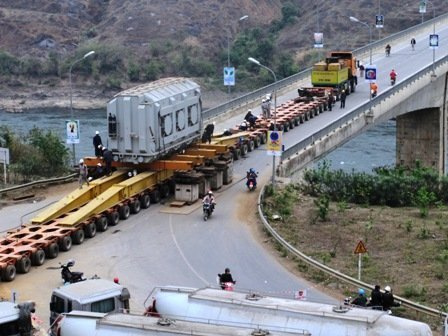 Vận chuyển thiết bị siêu trường siêu trọng nặng 280 tấn bằng phương pháp trailer với hệ thống giảm tải bằng các “tấm đệm” thủy lực được đặt trên hơn 120 bánh xe
