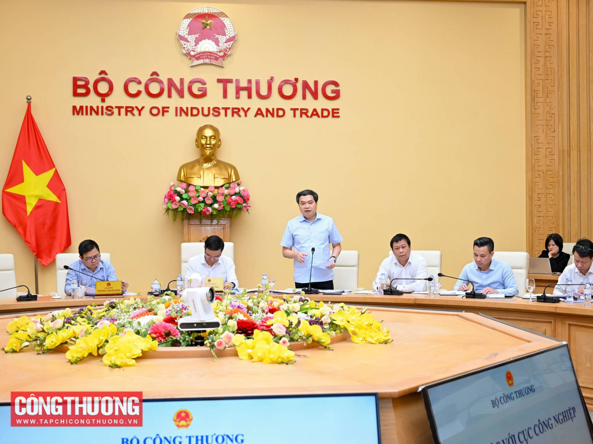 Bộ trưởng Bộ Công Thương Lê Mạnh Hùng làm việc với Cục Công nghiệp về các giải pháp chiến lược thực hiện mục tiêu tăng trưởng 2 con số trong lĩnh vực công nghiệp
