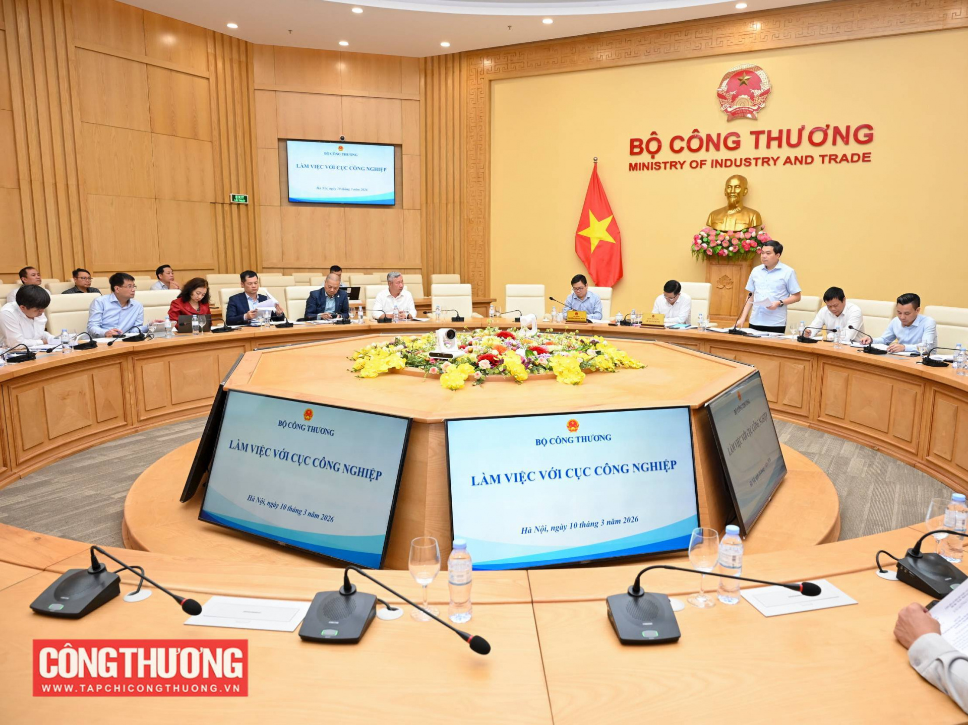 Bộ trưởng Bộ Công Thương Lê Mạnh Hùng làm việc với Cục Công nghiệp về các giải pháp chiến lược thực hiện mục tiêu tăng trưởng 2 con số trong lĩnh vực công nghiệp