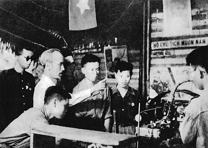 Ảnh 3: Chủ tịch Hồ Chí Minh thăm xưởng công binh tại Chiến khu Việt Bắc, tháng 02/1951. (Nguồn: Tư liệu)