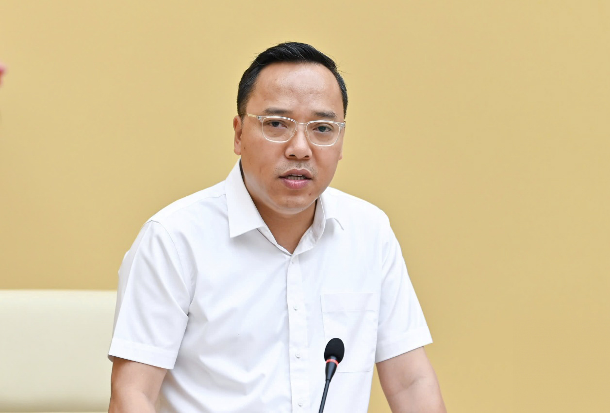 Thứ trưởng Bộ Công Thương Nguyễn Hoàng Long nhấn mạnh, Quy hoạch điện VIII điều chỉnh có ý nghĩa đặc biệt quan trọng trong bảo đảm an ninh năng lượng quốc gia, đáp ứng nhu cầu phát triển kinh tế - xã hội, đồng thời thực hiện các cam kết về chuyển dịch năng lượng, giảm phát thải và phát triển bền vững. Trong bối cảnh mục tiêu tăng trưởng giai đoạn 2026 - 2030 được đặt ra ở mức hai con số, yêu cầu đặt ra là phải đưa các nguồn điện mới, đặc biệt là các nguồn năng lượng tái tạo vào vận hành càng sớm càng tốt; bảo đảm đầu tư đồng bộ giữa nguồn và lưới điện để vận hành hệ thống điện an toàn, hiệu quả.   Thứ trưởng khẳng định, Bộ Công Thương sẽ tiếp tục phối hợp chặt chẽ với các địa phương, đồng hành và hỗ trợ tháo gỡ khó khăn, vướng mắc, tạo điều kiện thuận lợi nhất để triển khai thành công các dự án nguồn và lưới điện theo Quy hoạch điện VIII điều chỉnh.