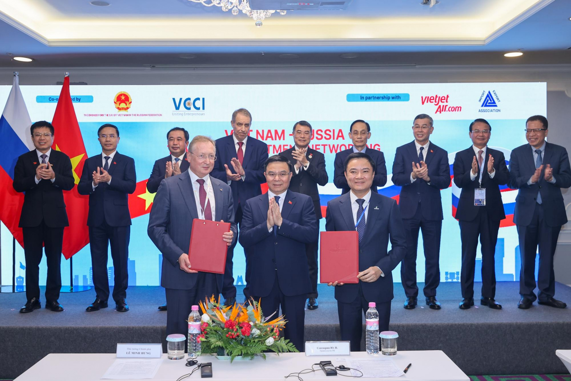 Bộ trưởng Bộ Công Thương Lê Mạnh Hùng cùng Thủ tướng Lê Minh Hưng và các đại biểu chứng kiến trao Giấy chứng nhận đầu tư của PSC Lô 01/17&02/17, thềm lục địa Việt Nam giữa Petrovietnam và Tập đoàn Zarubezhneft (Ảnh: VGP/Nhật Bắc)