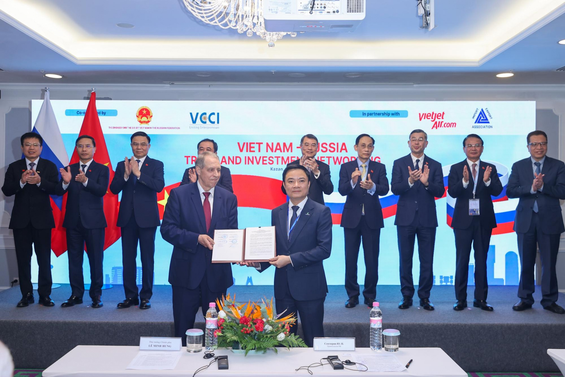 Bộ trưởng Bộ Công Thương Lê Mạnh Hùng cùng Thủ tướng Lê Minh Hưng và các đại biểu chứng kiến trao quyền tham gia dự án Kharyaga PSA cho Petrovietnam (Ảnh: VGP/Nhật Bắc)