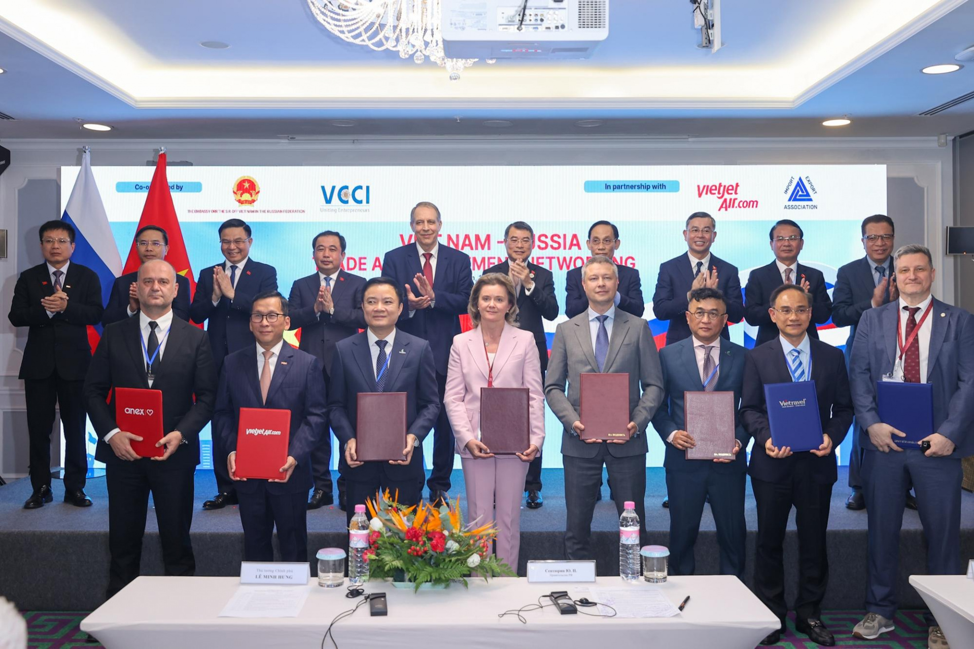 Bộ trưởng Bộ Công Thương Lê Mạnh Hùng cùng Thủ tướng Lê Minh Hưng và các đại biểu chứng kiến trao thỏa thuận hợp tác, biên bản ghi nhớ giữa các doanh nghiệp Việt Nam và Liên bang Nga (Ảnh: VGP/Nhật Bắc)