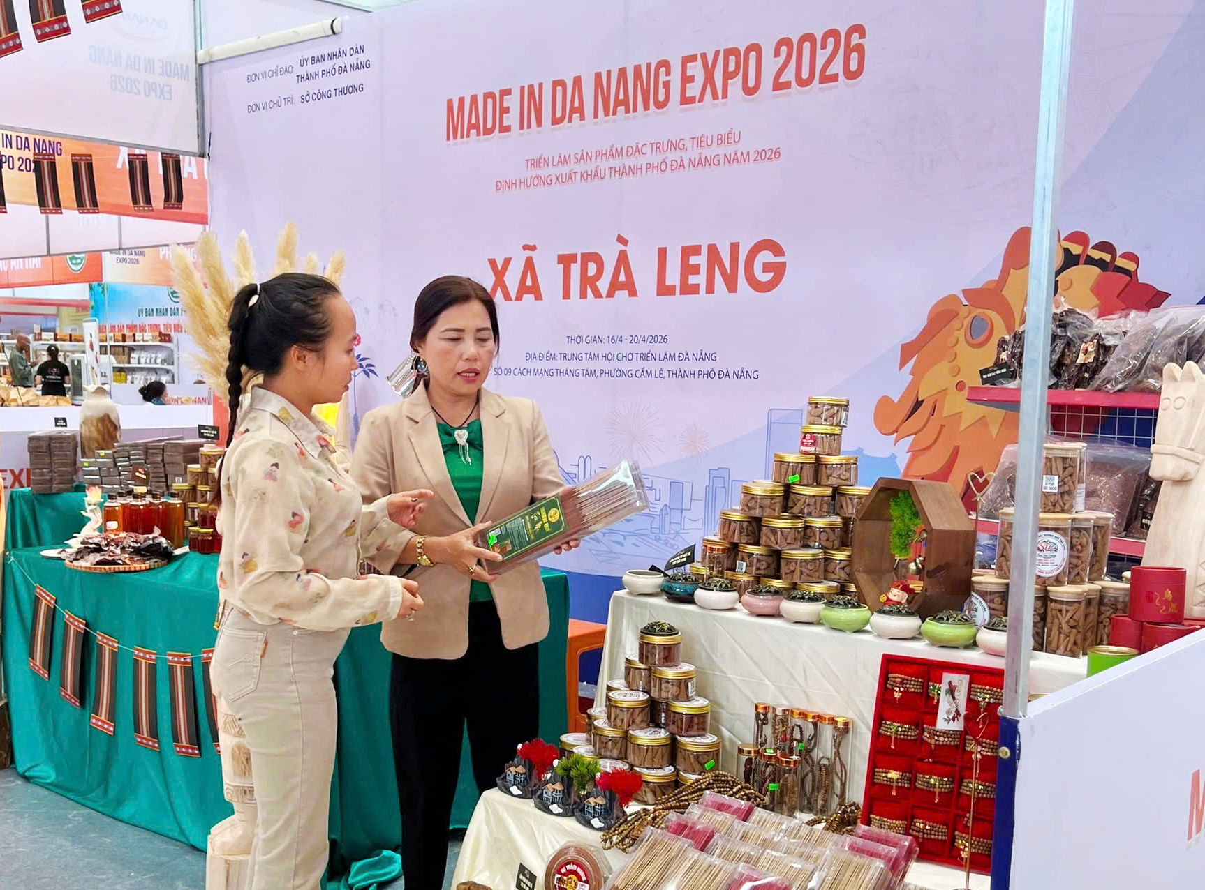 Chị Huỳnh Thị Kiều Tho (bên trái) giới thiệu sản phẩm làm từ quế Trà Leng cho khách hàng. Ảnh: PHAN VINH