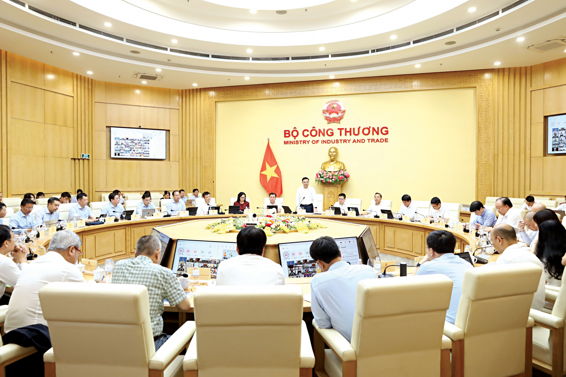 Đẩy mạnh xây dựng, hoàn thiện thể chế là một trong những kết quả nổi bật được đề cập tại Hội nghị giao ban tháng 6 của ngành Công Thương