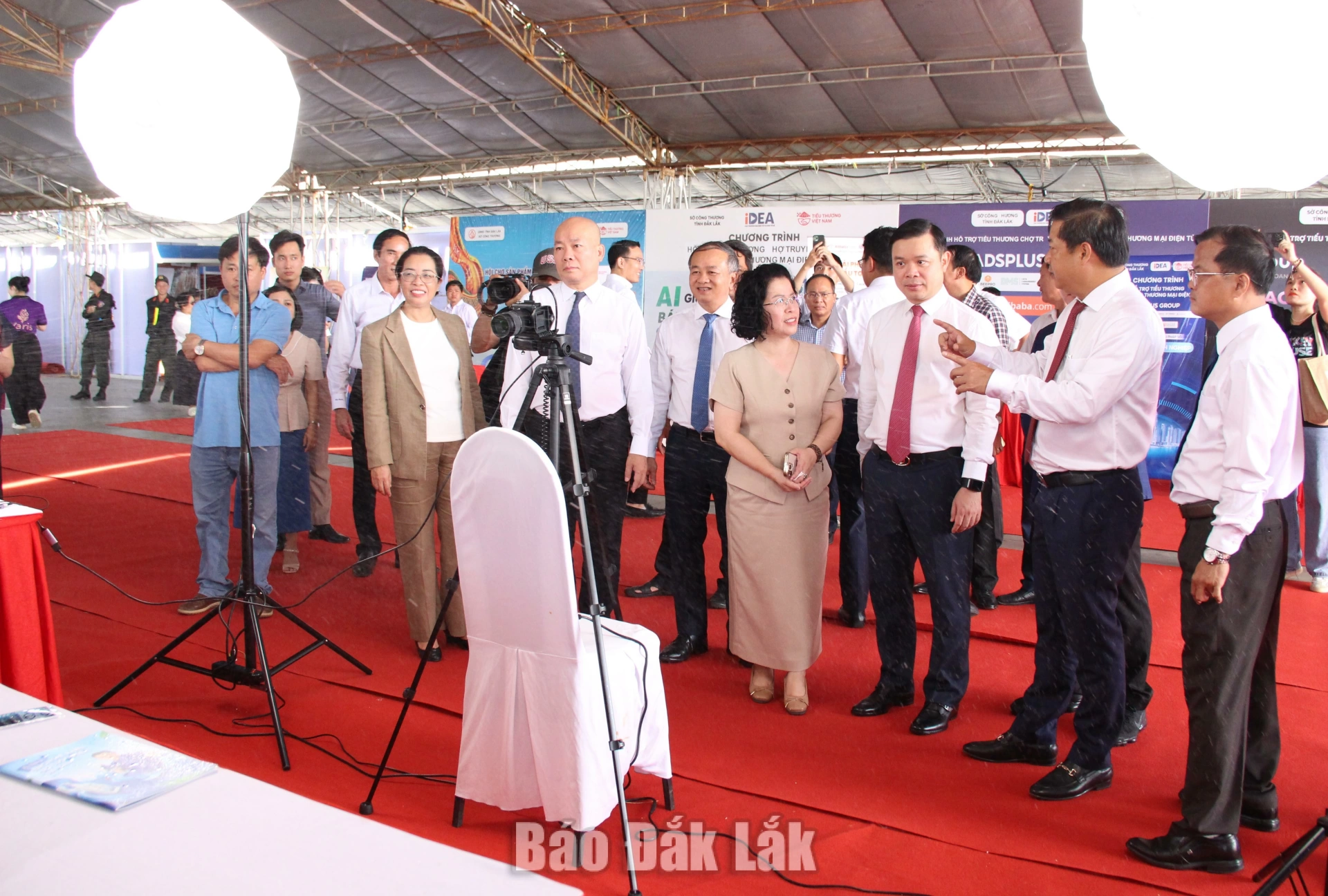 Các đại biểu tham quan gian hàng trưng bày mô hình chuyển đổi số, thương mại điện tử được giới thiệu tại Hội chợ.