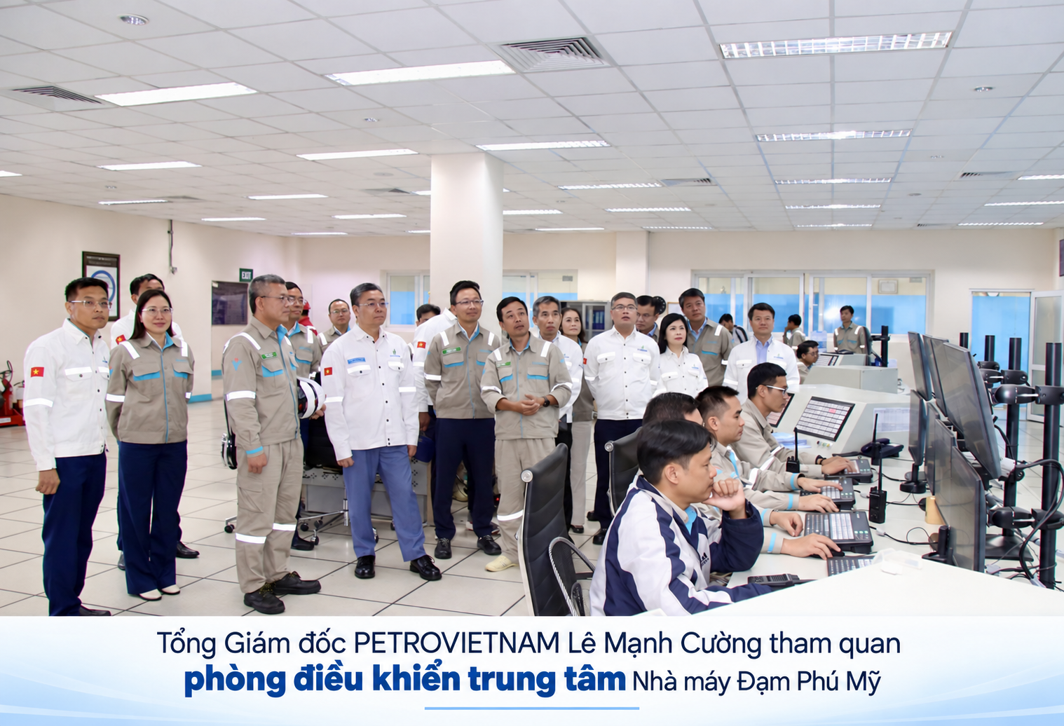 Tổng Giám đốc PETROVIETNAM Lê Mạnh Cường và đoàn công tác tham quan phòng điều khiển trung tâm Nhà máy Đạm Phú Mỹ.