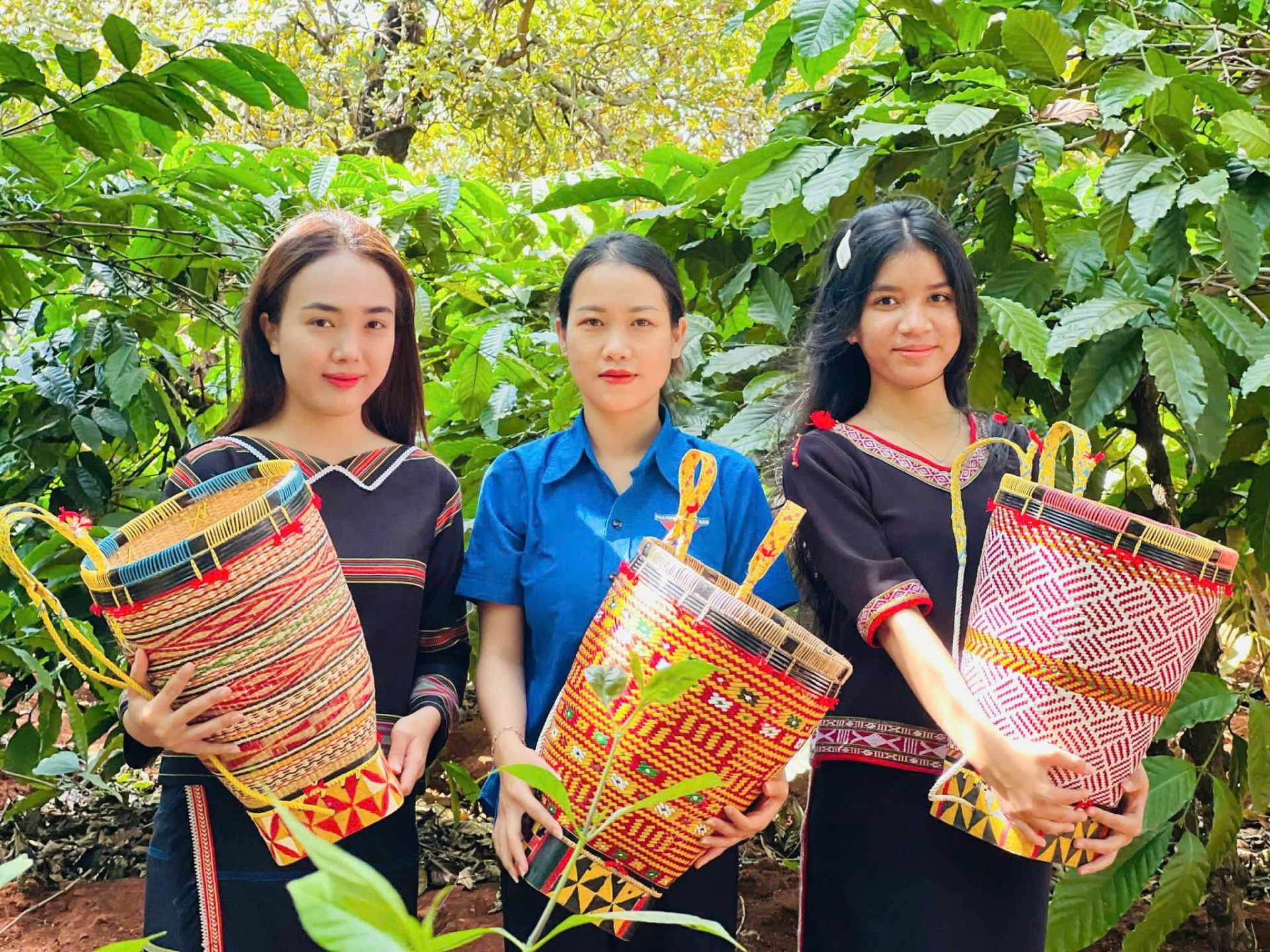 Rơ Mah H’Dịu, sinh năm 1996, Bí thư Đoàn xã Đức Cơ, đã lựa chọn khởi nghiệp gắn với việc vực dậy nghề truyền thống.