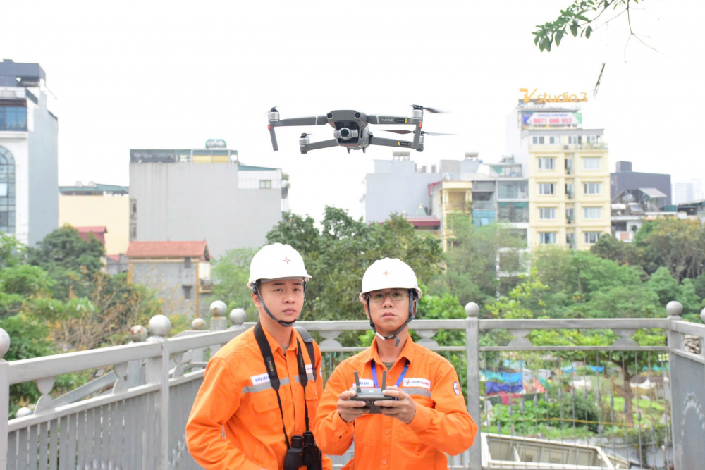 Sử dụng thiết bị bay không người lái rà soát hành lang lưới điện
